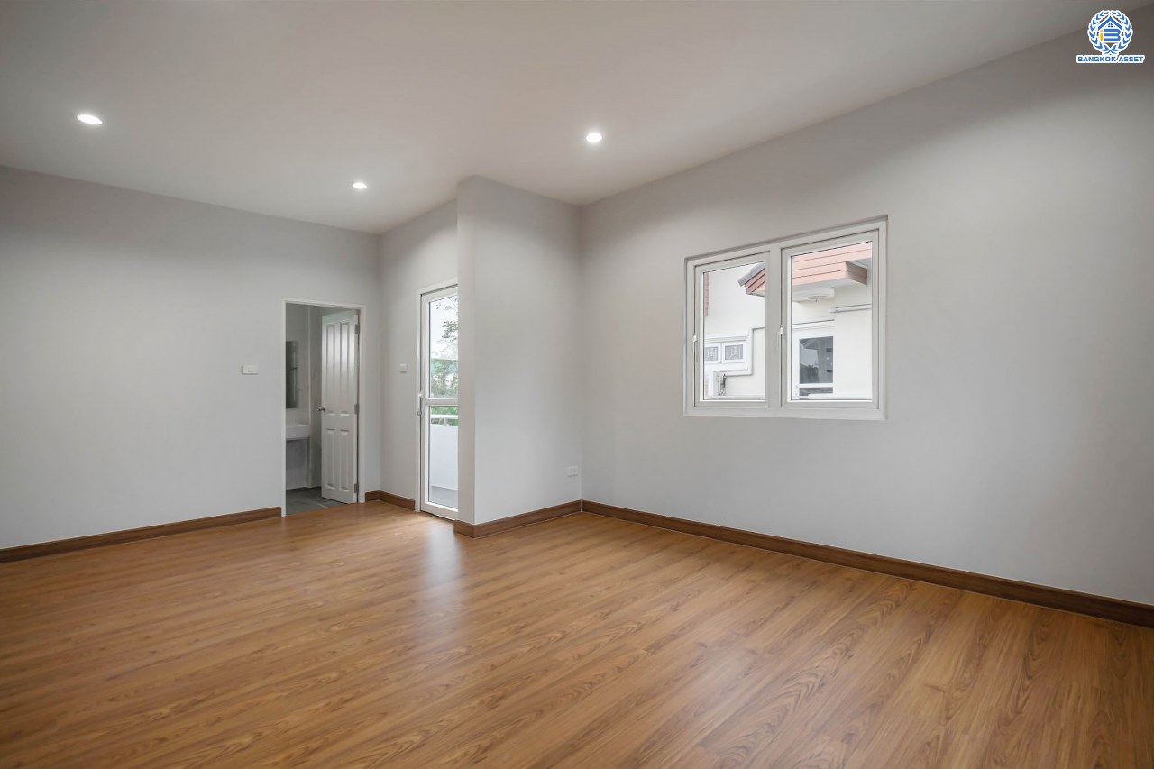 บ้านมือสองตกแต่งใหม่ โครงการ ลภาวัน15 ราชพฤกษ์ เนื้อที่ 50.5 ตร.ว. ฟังก์ชันครบ 3 ห้องนอน 3 ห้องน้ำ 2 ที่จอดรถ บ้านสวยสภาพดี พร้อมเข้าอยู่ บนทำเลศักยภาพติดถนนราชพฤกษ์ เชื่อมสู่แจ้งวัฒนะได้อย่างรวดเร็ว ใกล้รถไฟฟ้าสายสีม่วง "สถานีบางรักใหญ่"